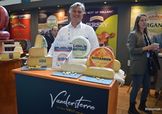 Vincent Siers vertelde de bezoekers alles wat ze wilden weten over de biologische kazen in het aanbod van Vandersterre Holland. "We hebben, mede dankzij onze samenwerking met Bastiaansen, steeds meer biologische kazen in ons aanbod." 